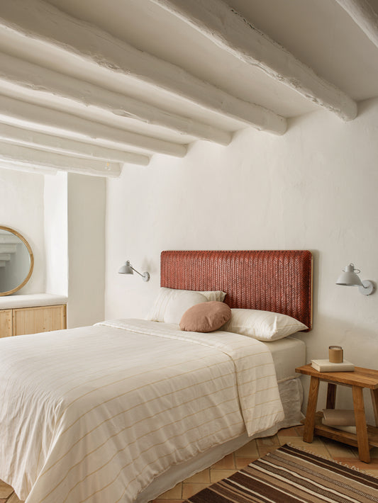 Cabecero Natura de madera maciza de teca y piel para pierna de hasta 160 cm