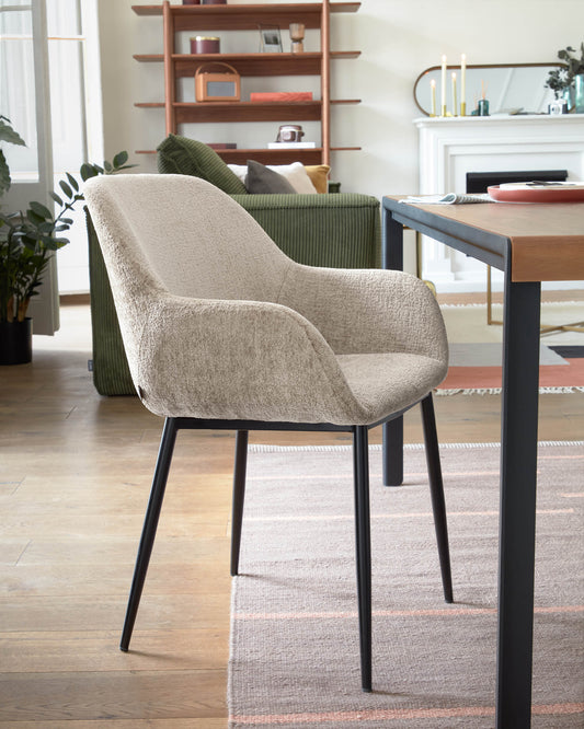 Chaise Konna en chenille beige avec pieds en acier peint noir FR