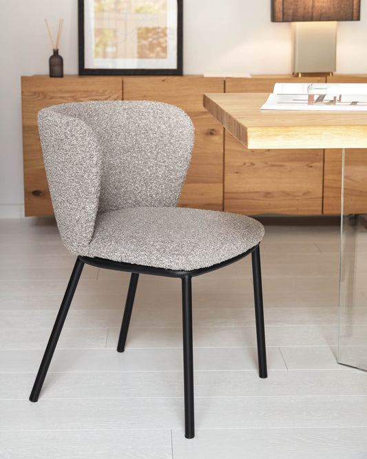 Silla Ciselia de borreguito gris claro y patas de acero con acabado negro FSC Mix Credit