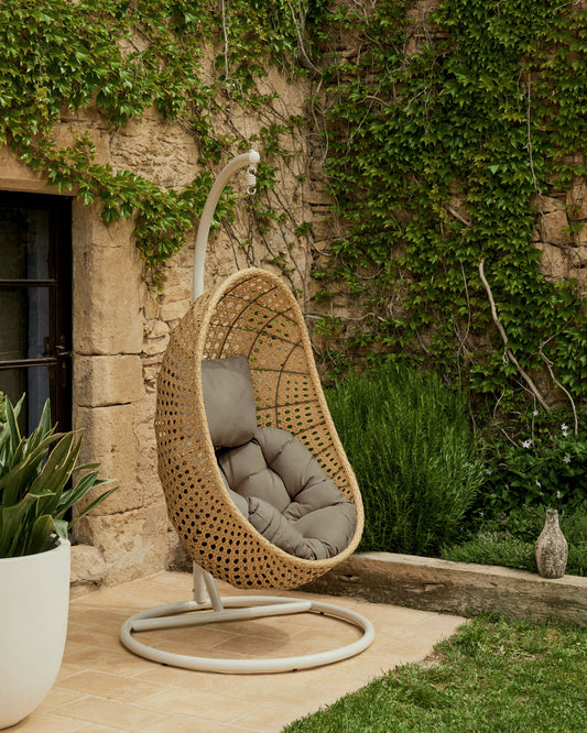 Sillón colgante con pie gris claro Cira con acabado natural
