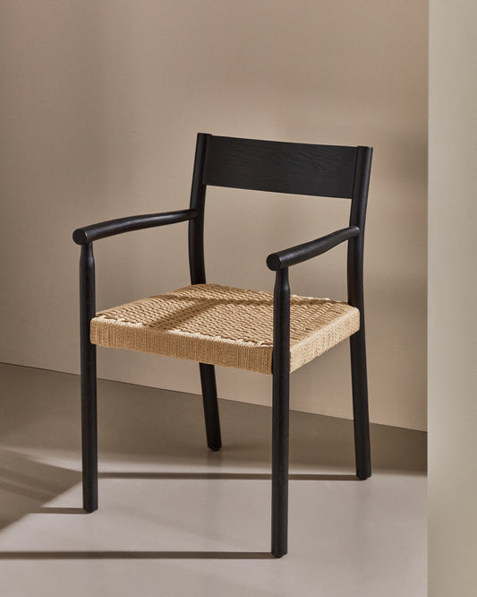 Silla Yalia de madera maciza de roble con acabado negro y asiento de cuerda FSC 100%