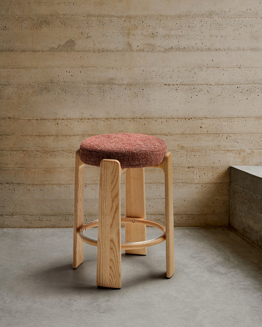 Tamboret Granite de xenilla terracota i fusta massissa de freixe amb acabat to natural FSC 100% 65 cm