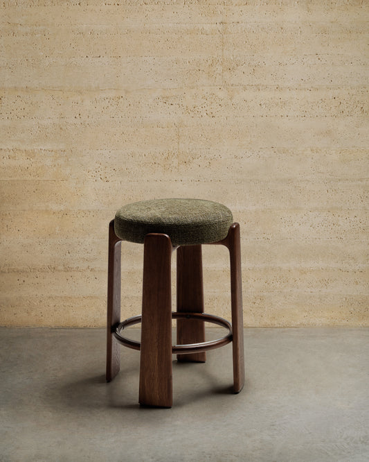 Taburete Granite de chenilla verde y madera maciza de fresno con acabado tono nogal FSC 100% 65 cm