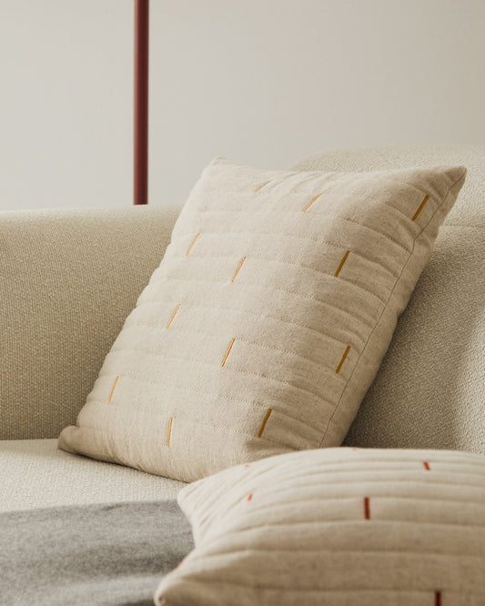 Funda de cojín Blaina de algodón y lino blanco con detalle bordado naranja 45 x 45 cm