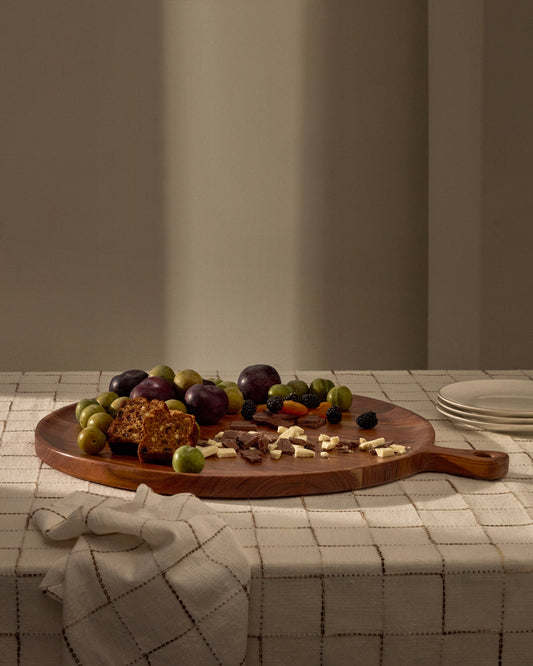 Planche de service ronde Eitene en bois d'acacia certifié FSC 100%