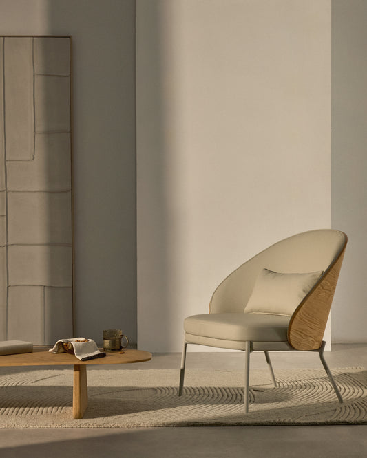 Fauteuil Eamy en polyuréthane beige, placage de frêne avec finition naturelle et métal