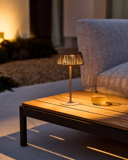 Lámpara de mesa solar para exterior Aldet de cuerda jaspeada beige y pie de metal beige