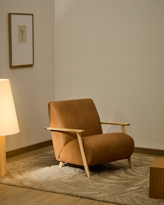 Fauteuil Meghan en cuir marron et bois de frêne avec finition ton naturel FSC Mix Credit