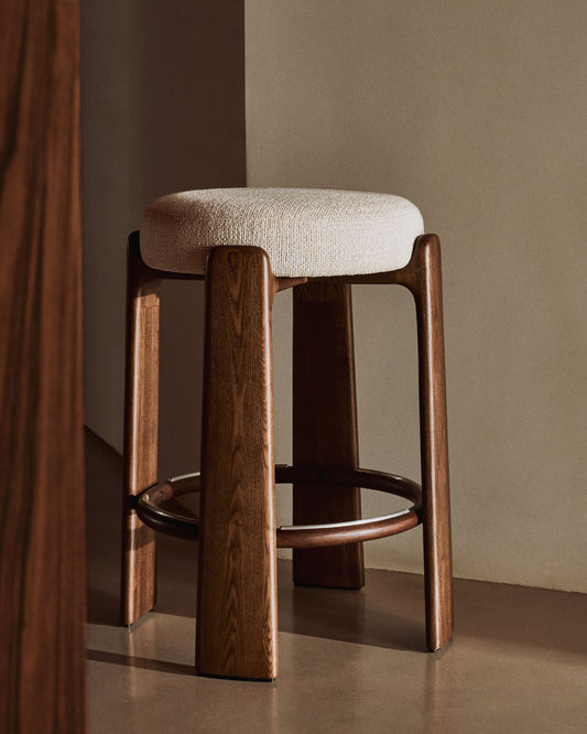 Tabouret Granite en tissu chenille beige et bois de frêne avec finition ton noyer FSC 100 % 65 cm