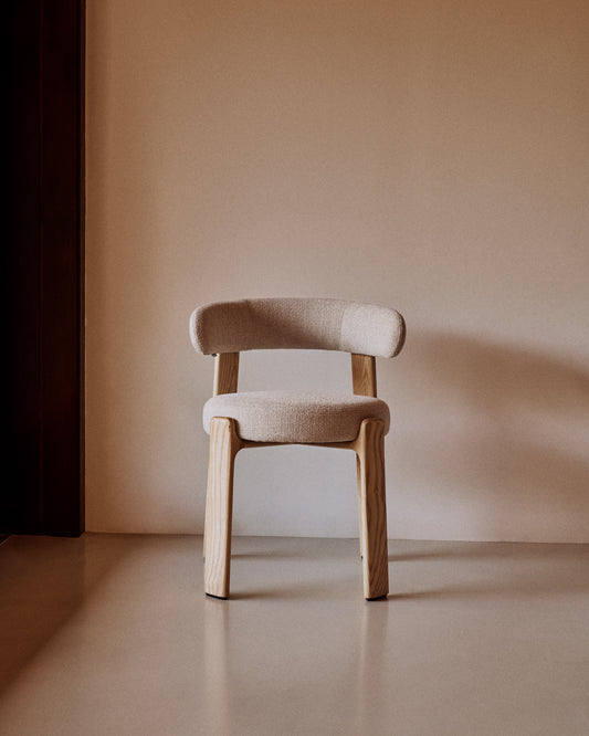 Chaise Granite version ignifugée en chenille beige et bois de frêne avec finition ton naturel FSC 100 %