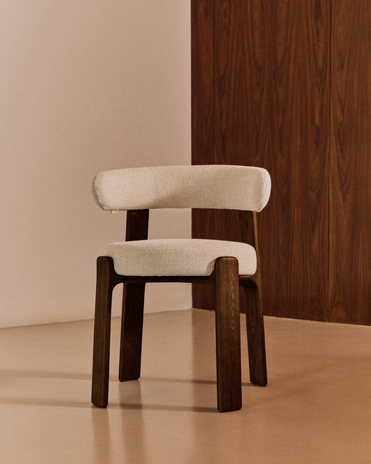 Chaise Granite version ignifugée en chenille beige et bois de frêne avec finition ton noyer FSC 100 %