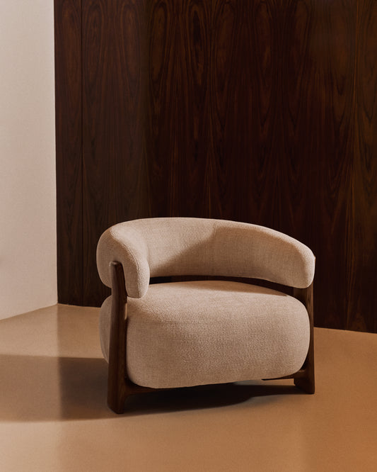Fauteuil Granite version ignifugée en chenille beige et bois de frêne avec finition ton noyer FSC 100 %