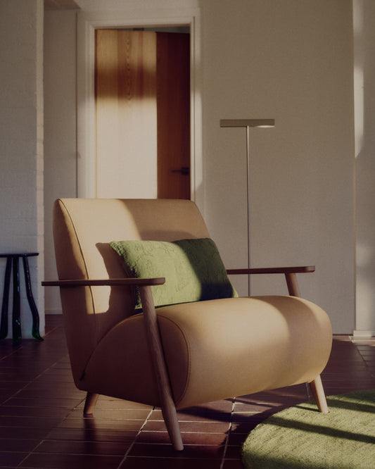 Fauteuil Meghan en cuir marron et bois de frêne avec finition ton noyer FSC Mix Credit