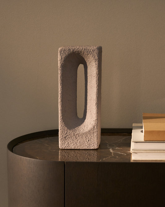 Escultura Vriona de papel maché gris claro 13,5 x 33,5 cm