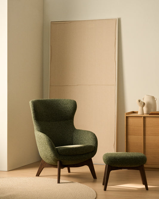 Fauteuil Adiran en chenille épaisse marron clair avec pieds en bois de chêne finition noyer