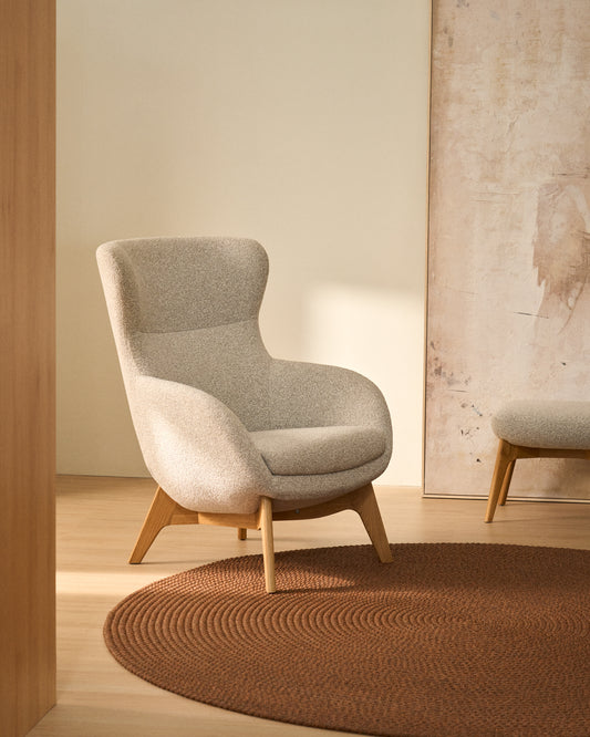 Fauteuil Adiran en chenille épaisse beige avec pieds en bois de chêne finition naturelle
