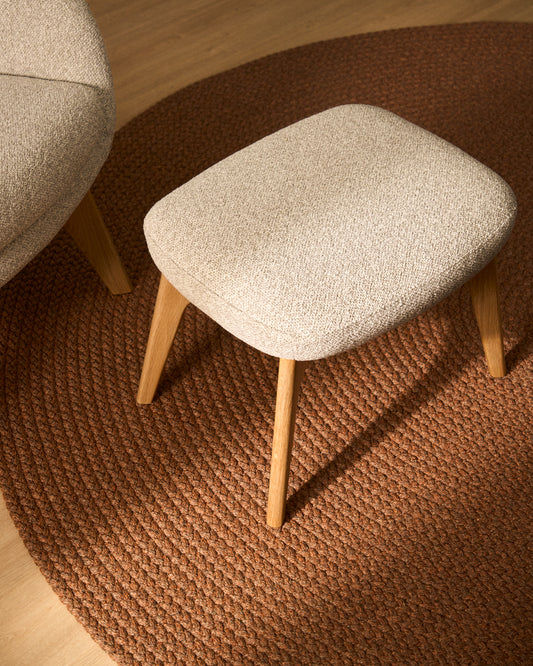 Repose-pieds Adiran en chenille épaisse beige avec pieds en bois de chêne finition naturelle
