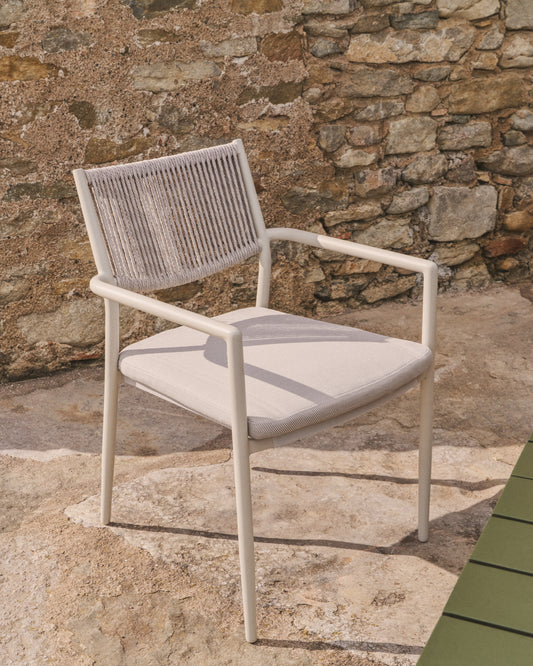 Silla apilable de exterior Argasi de aluminio crudo y cuerda sintética gris
