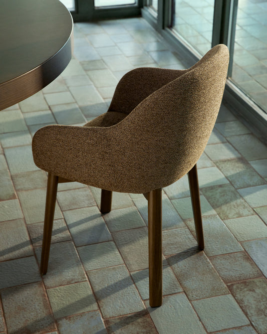Chaise Meila avec accoudoirs en chenille terracotta et pieds en bois de frêne avec finition ton noyer