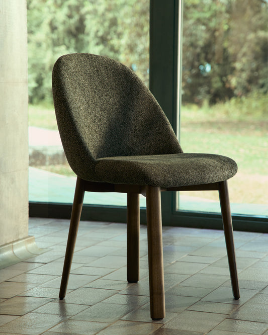 Chaise Meila en chenille verte et pieds en bois de frêne avec finition ton noyer