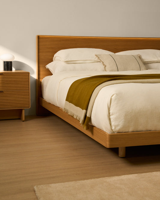 Llit Norlen de xapa de roure amb acabat en to natural i llum LED per a matalàs de 160 x 200 cm FSC Mix Credit