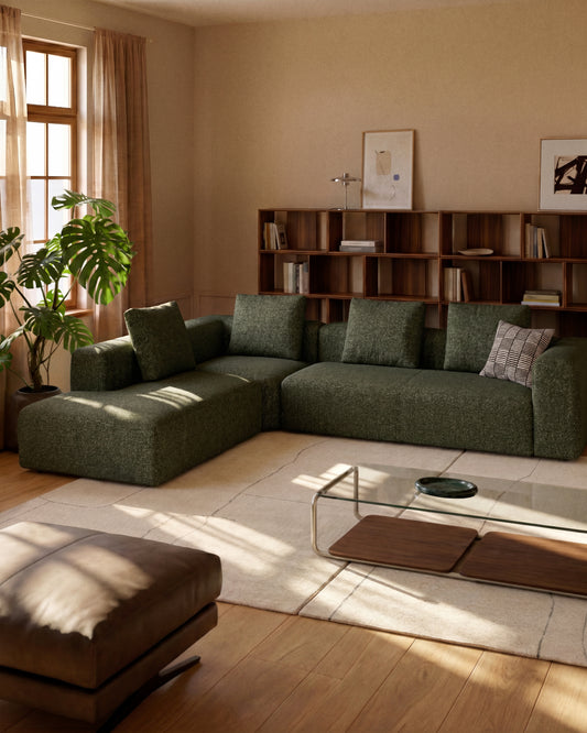 Canapé d’angle Blok 5 places avec pouf terminal gauche en chenille vert mousse 255 x 320 cm – FSC Mix Credit