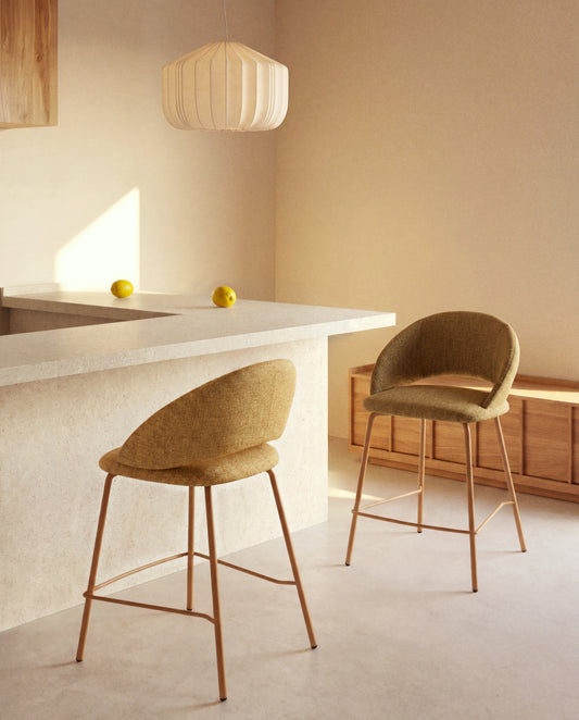 Tabouret Bonali en chenille moutarde et pieds en métal moutarde FSC Mix Credit 65 cm
