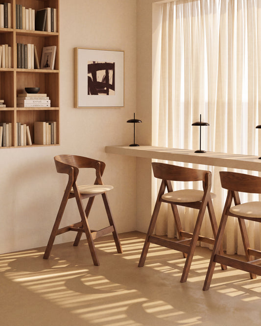 Tabouret Godia en placage de chêne avec finition ton noyer et chenille beige
