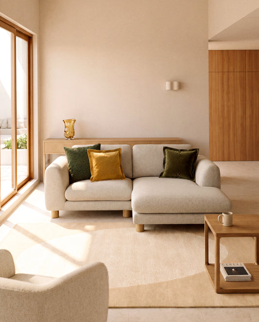 Sofà Vera 3 places amb chaise longue dreta beix amb potes de fusta massissa de freixe acabat natural 232 cm fsc mix credit