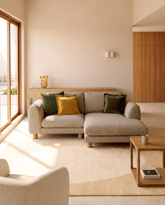Sofà Vera 3 places amb chaise longue dreta marró clar amb potes de fusta massissa de freixe acabat natural 232 cm fsc mix credit
