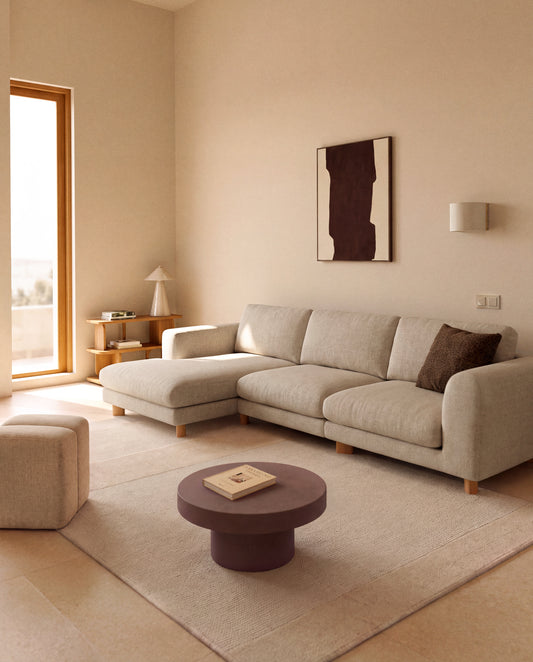 Sofà Vera 4 places amb chaise longue dreta beix amb potes de fusta massissa de freixe acabat natural 322 cm fsc mix credit