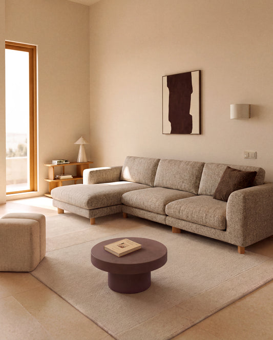 Sofà Vera 4 places amb chaise longue dreta marró clar amb potes de fusta massissa de freixe acabat natural 322 cm fsc mix credit