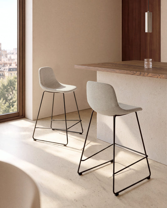 Tabouret Zahara en chenille beige avec pieds en acier finition noire 65 cm FSC 100 %