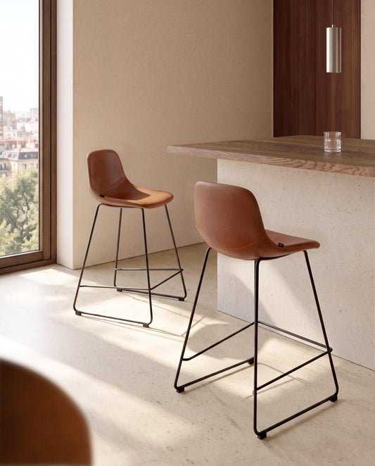 Tabouret Zahara en polyuréthane marron avec pieds en acier finition noire 65 cm FSC 100 %