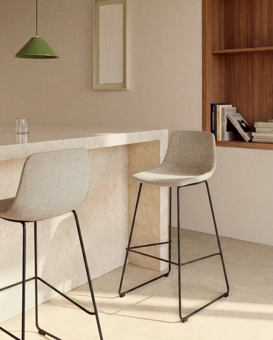Tabouret Zahara en chenille beige avec pieds en acier finition noire 65 cm FSC 100 %