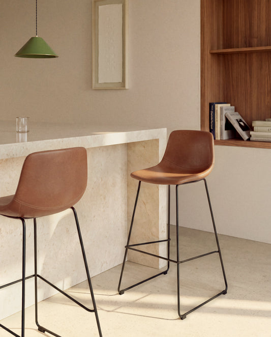 Tabouret Zahara en polyuréthane marron avec pieds en acier finition noire 65 cm FSC 100 %