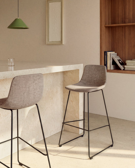 Tabouret Zahara en chenille marron avec pieds en acier finition noire 65 cm FSC 100 %