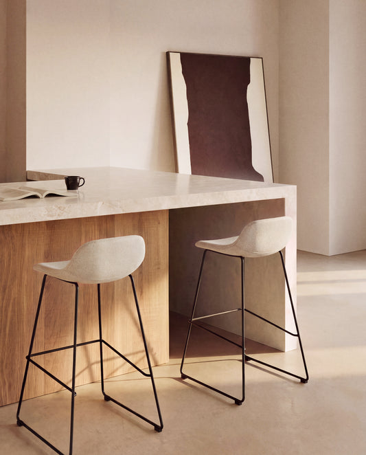 Tabouret Zahara en chenille beige avec pieds en acier finition noire 65 cm FSC 100 %