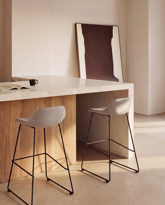 Tabouret Zahara en chenille marron avec pieds en acier finition noire 65 cm FSC 100 %