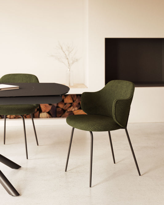 Chaise Yunia en velours grosses côtes vert avec pieds en acier finition peinture noire FR