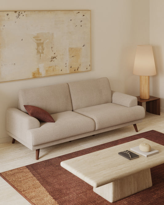 Sofá Karin 3 plazas chenilla beige y patas de madera maciza de haya acabado tono nogal 228 cm