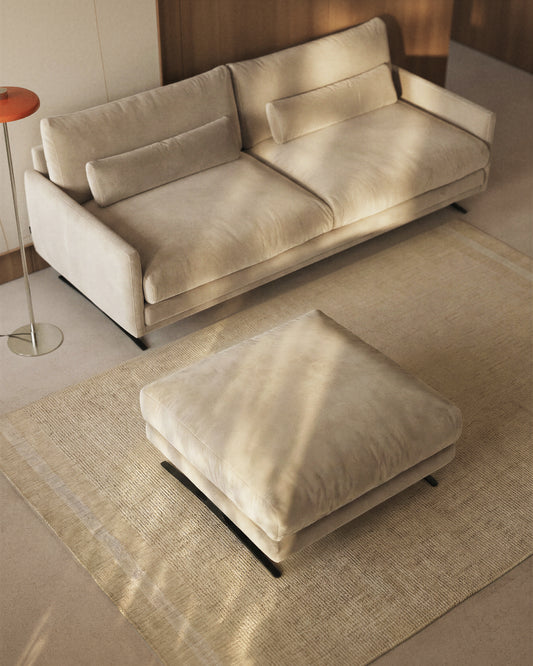 Repose-pieds Veliro ignifugé en velours perle et pieds en acier avec finition noire 85 x 90 cm FSC Mix Credit