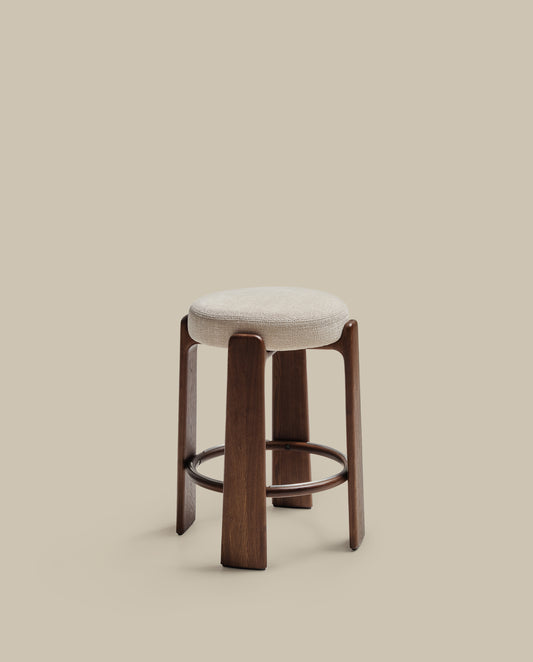 Tabouret Granite version ignifugée en chenille beige et bois de frêne finition ton noyer FSC 100 % 65 cm