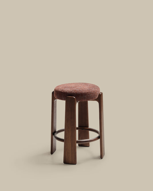 Tabouret Granite version ignifugée en chenille marron et bois de frêne finition ton noyer FSC 100 % 65 cm