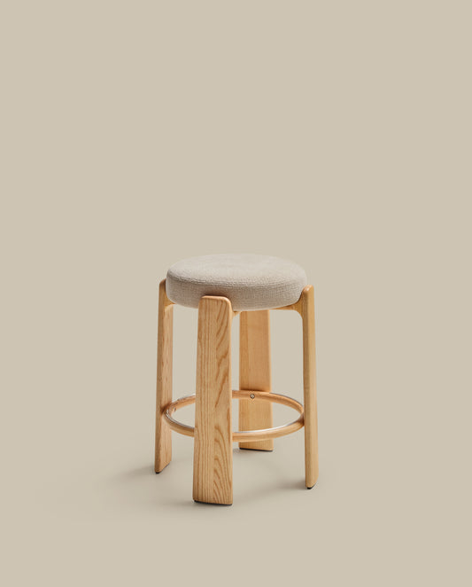 Tabouret Granite version ignifugée en chenille beige et bois de frêne finition ton naturel FSC 100 % 65 cm
