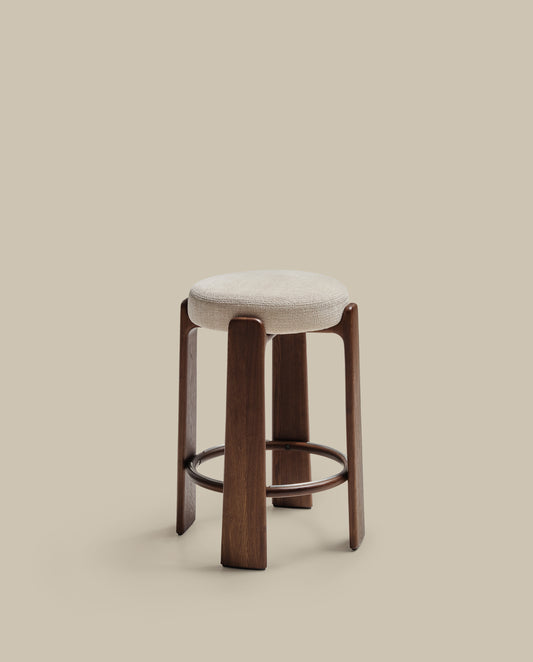 Tabouret Granite version ignifugée en chenille beige et bois de frêne finition ton noyer FSC 100 % 75 cm