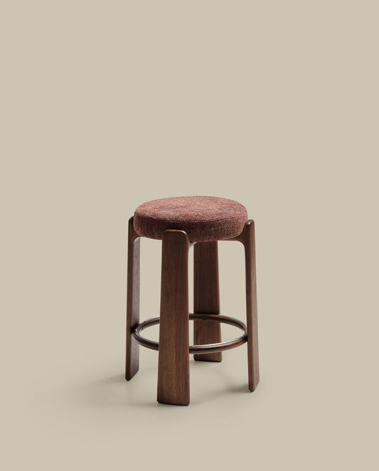 Tabouret Granite version ignifugée en chenille marron et bois de frêne finition ton noyer FSC 100 % 75 cm