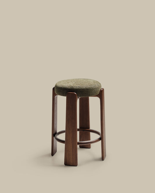 Tabouret Granite version ignifugée en chenille verte et bois de frêne finition ton noyer FSC 100 % 75 cm