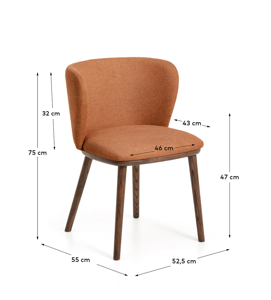 Silla Ciselia retardante de fuego chenilla gruesa terracota y patas de madera maciza de fresno acabado tono nogal FSC Mix Credit