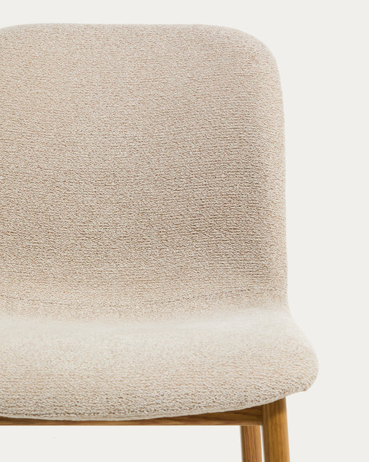 Chaise Elnor en chenille beige avec pieds en bois de chêne finition naturelle 